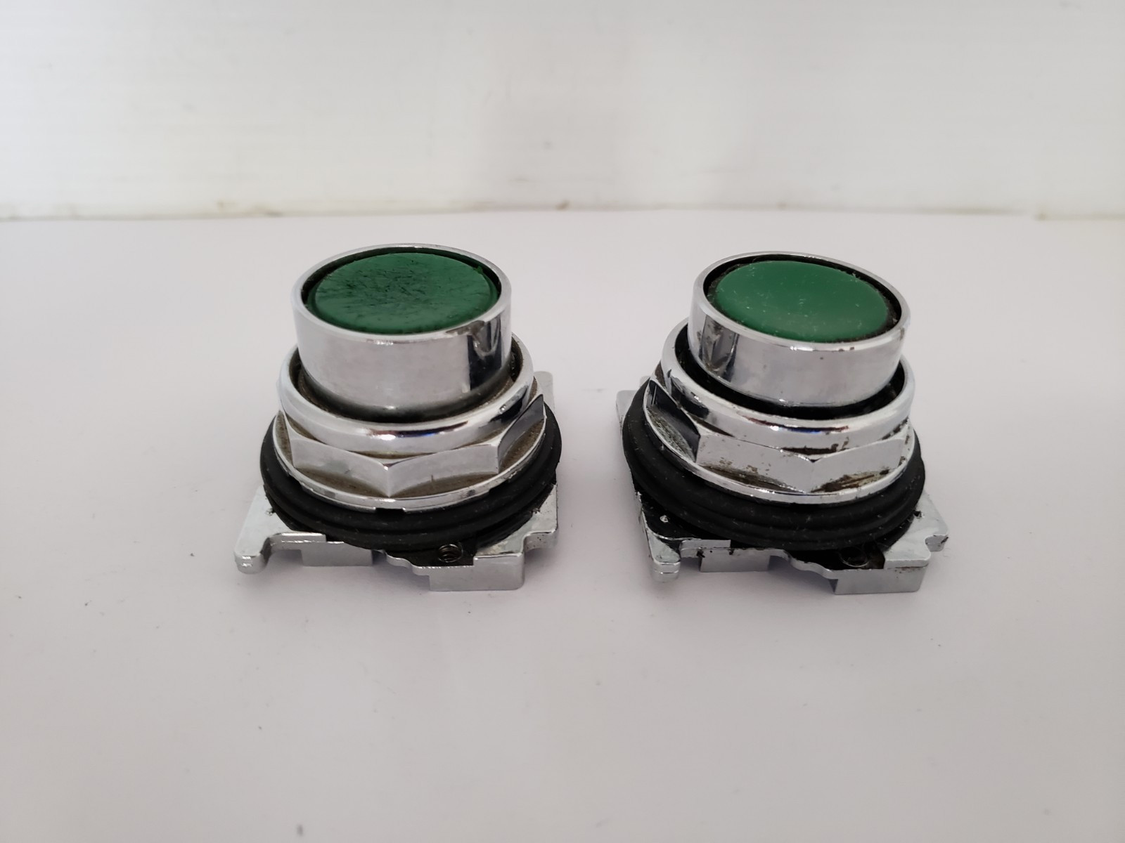 CUTLER HAMMER 10250T103 PUSHBUTTON SWITCH OPERATOR GREEN BUTTON (LOT OF 2)