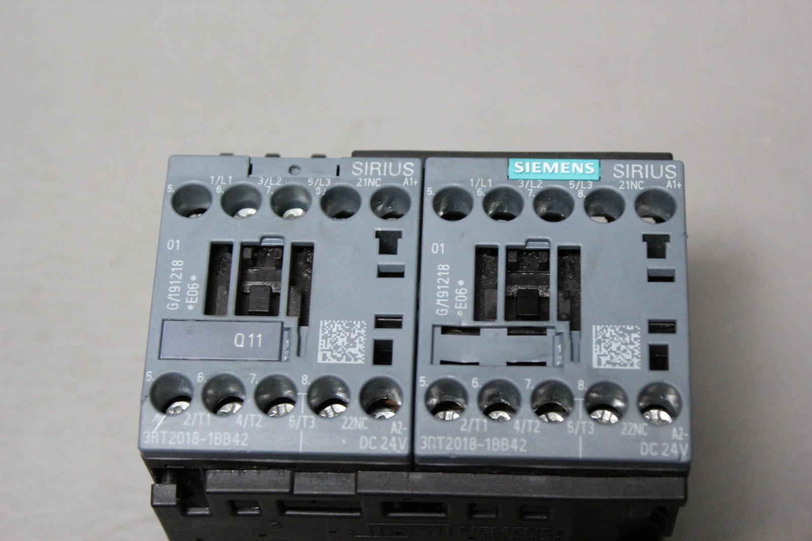 UNUSED SIEMENS REVERSING CONTACTOR 3RA2318-8XB30-1BB4