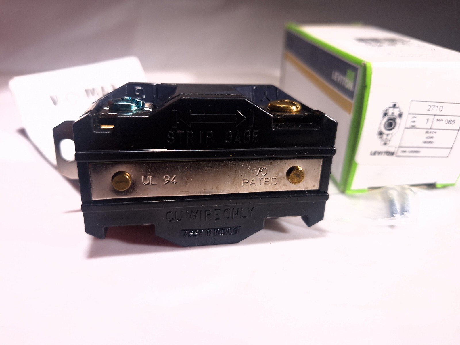 LEVITON 2710 LOCKING RECEPTACLE 125/250V 30A 3P 4W 3PH NEMA L14-30R
