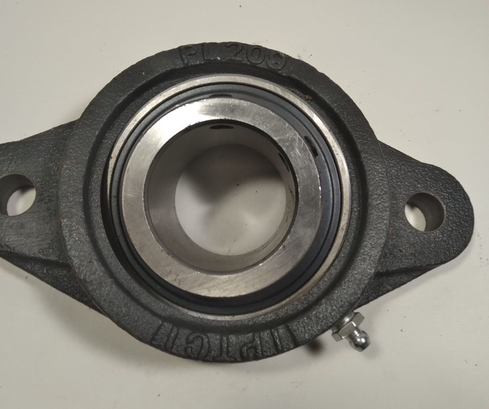 1 NEW IPTCI FL206 2-BOLT HOUSING UC209-27 BEARING NNB ***MAKE OFFER***