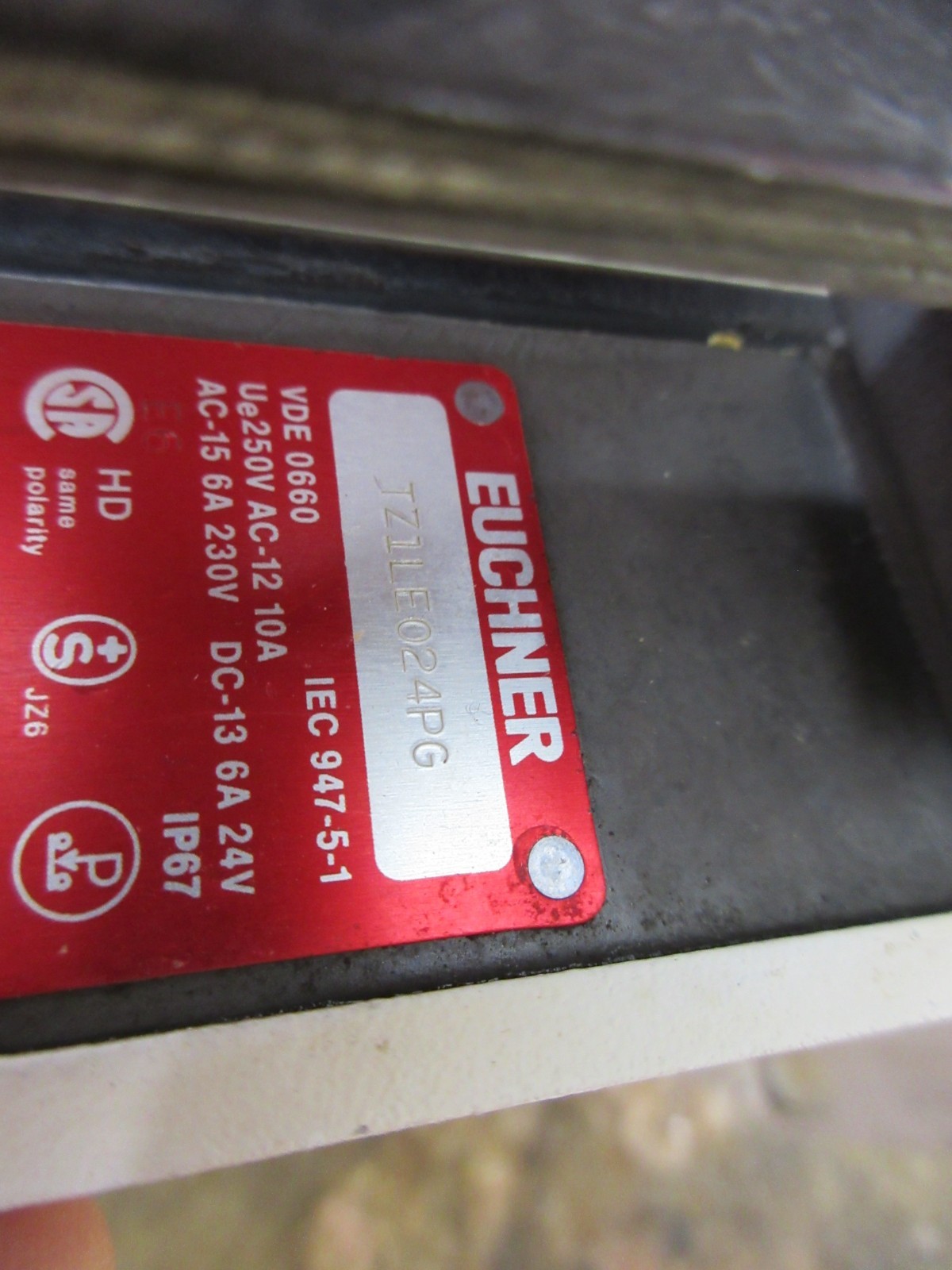 1996 HERMLE UWF 1202S CNC VERTICAL MILL EUCHNER TZ1LE024PG SWITCH