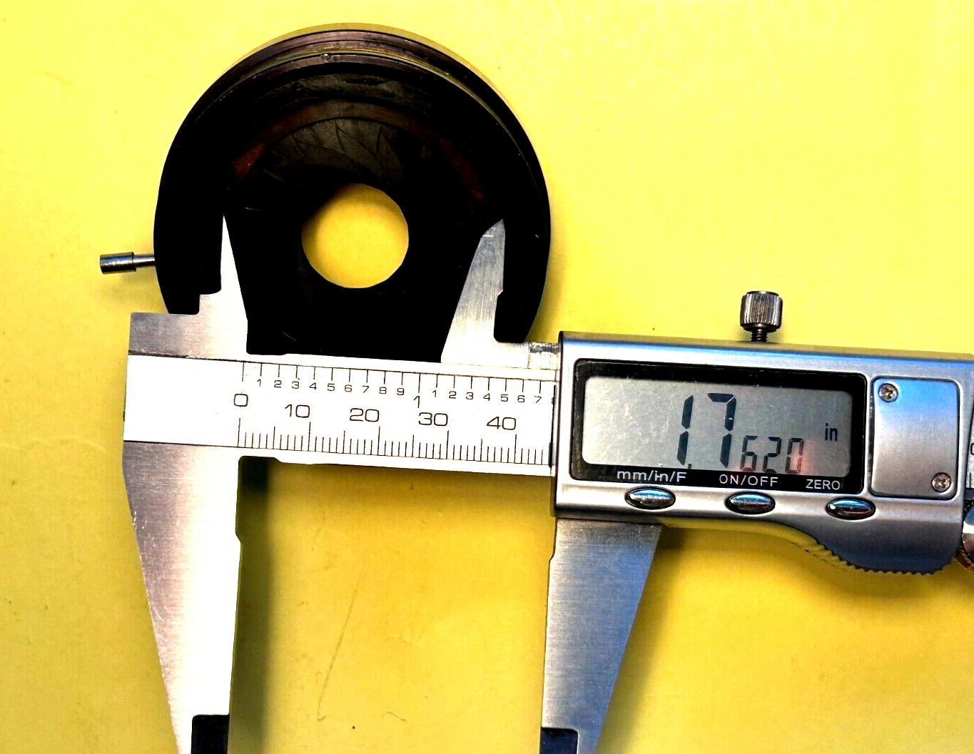 Oriel 30 mm adjustable Iris mounted in a 60 mm diameter housing