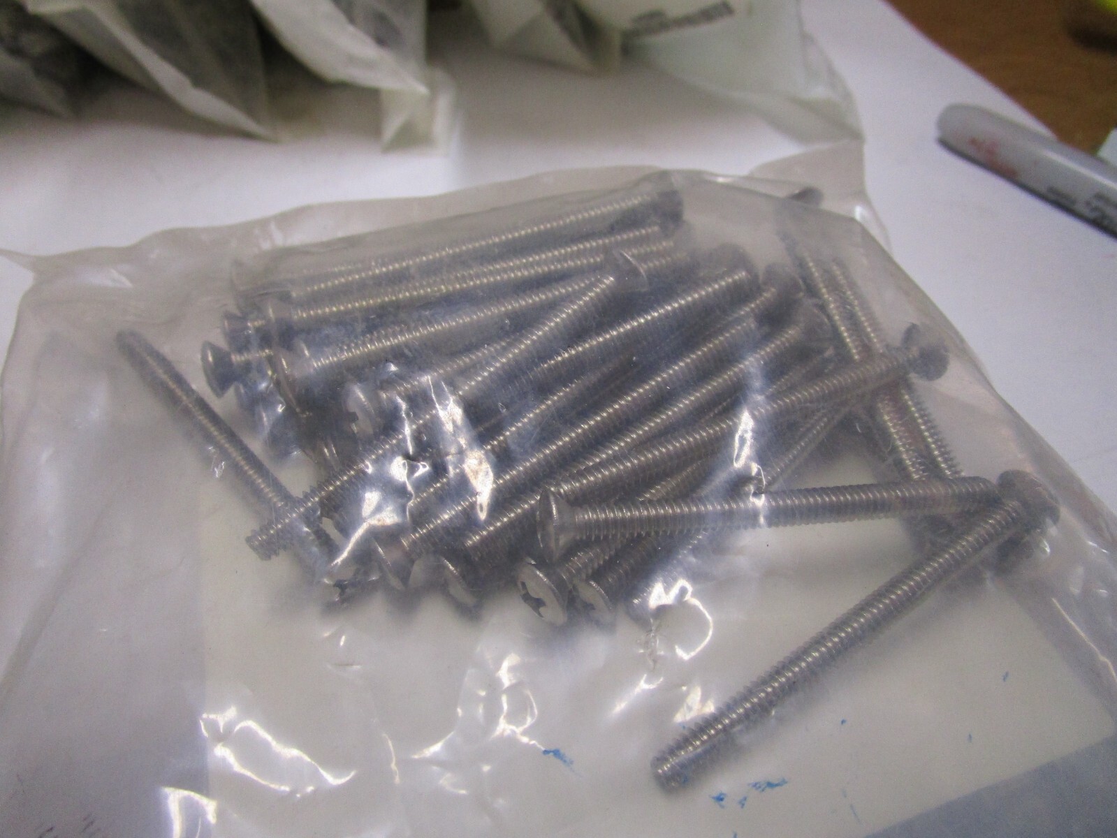 #10-24 x 2-1/2″ Phillips Oval Head 18-8 Stainless Steel Machine Screw QTY 50