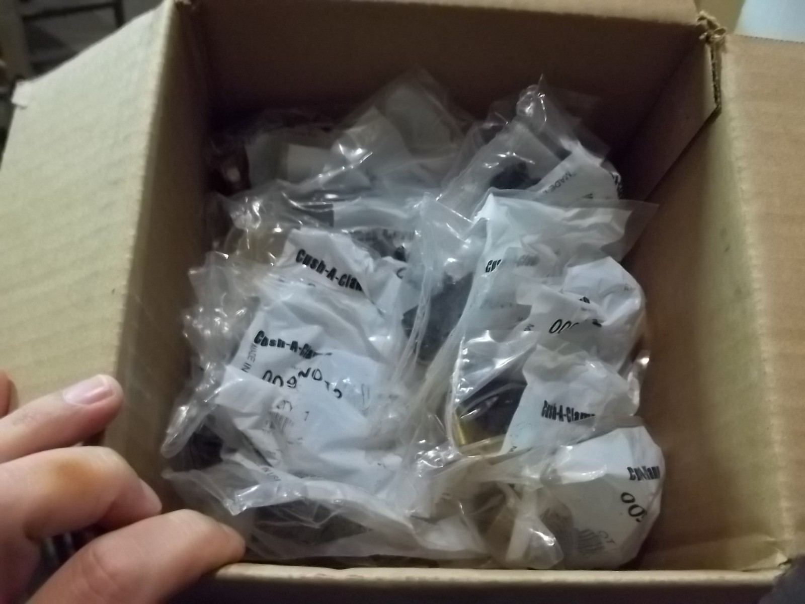 LOT OF 28 NIB CUSH-A-CLAMP 009N012 STRUT PIPE CLAMP 1/4″ TUBE (841)