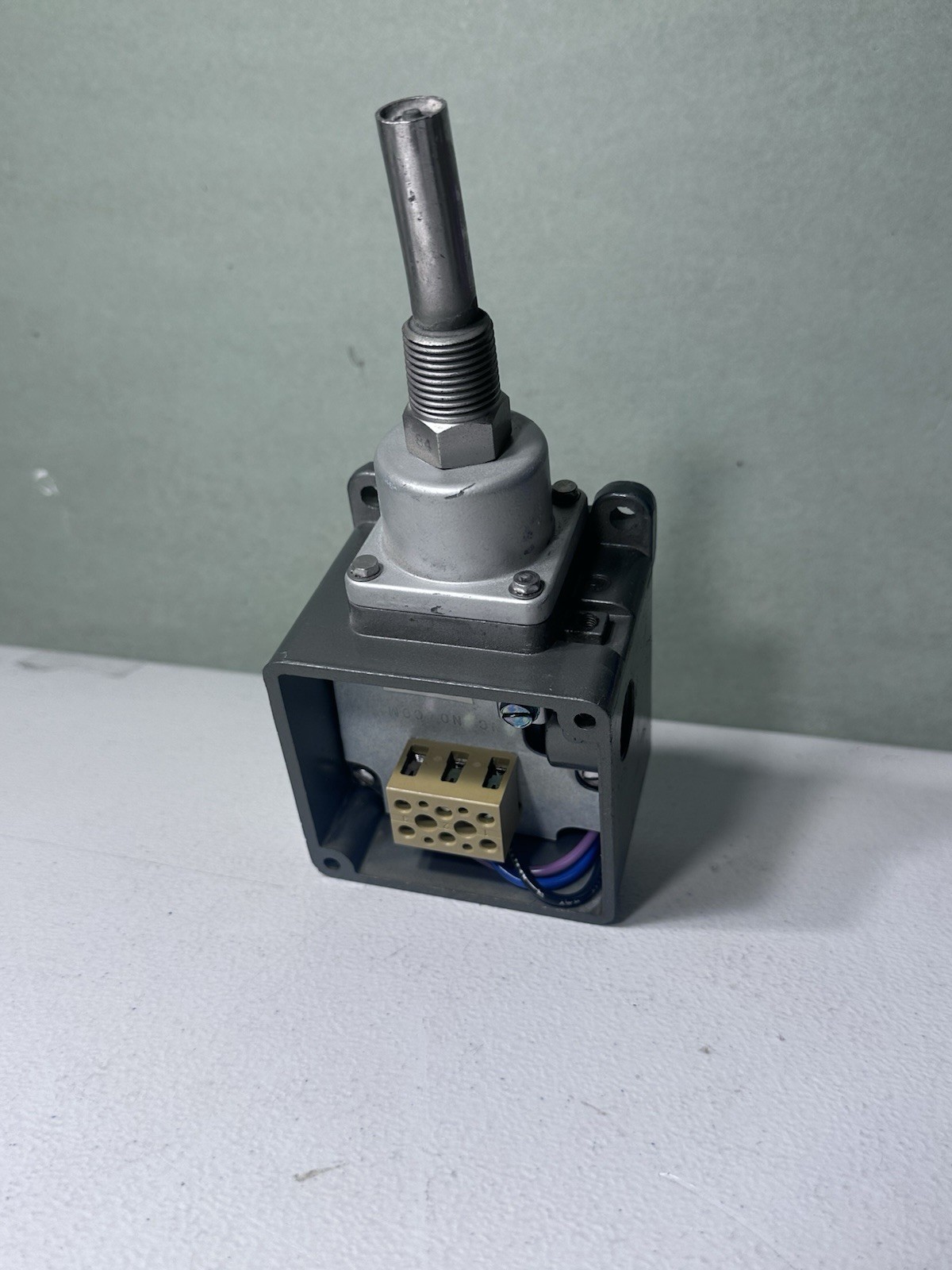 UNITED ELECTRIC THERMOSTATIC SWITCH B105-121