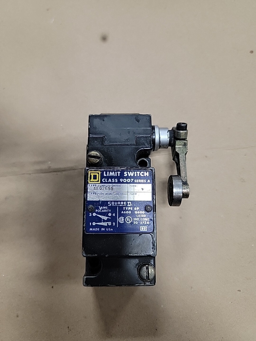 SQUARE D LIMIT SWITCH with OPERATOR HEAD CLASS 9007 SERIES A , AEQ2699