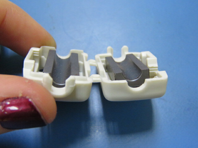 WÜRTH 742 711 42 Qty of 13 per Lot Ferrite Clamp On Cores STAR-TEC Snap White 2