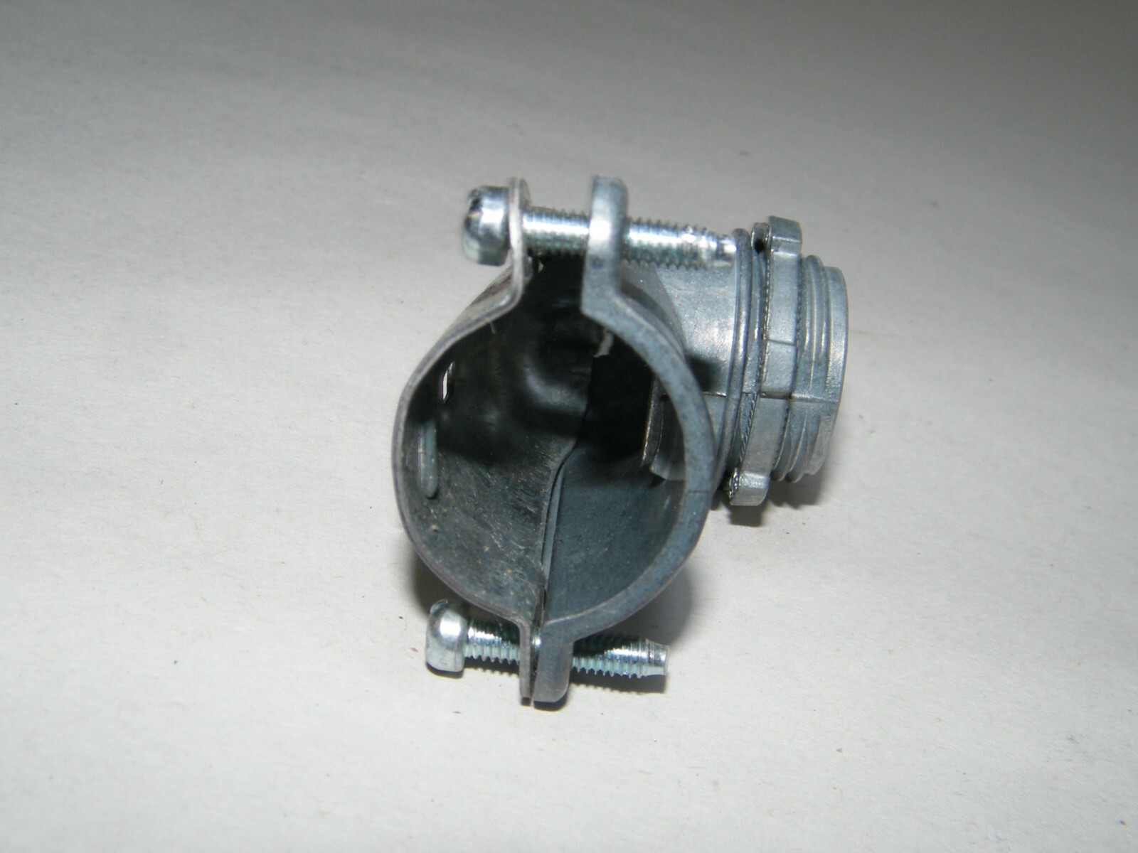 (20) CONDUIT FITTINGS CLAMP STYLE 90 DEGREE 3/4″ CONNECTOR