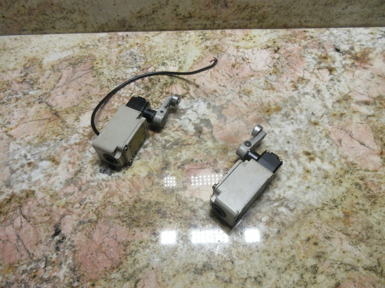 OMRON LIMIT SWITCH WL CA2 NEMA A600 MIGHTY COMET VMC 1250 G LOT OF 2