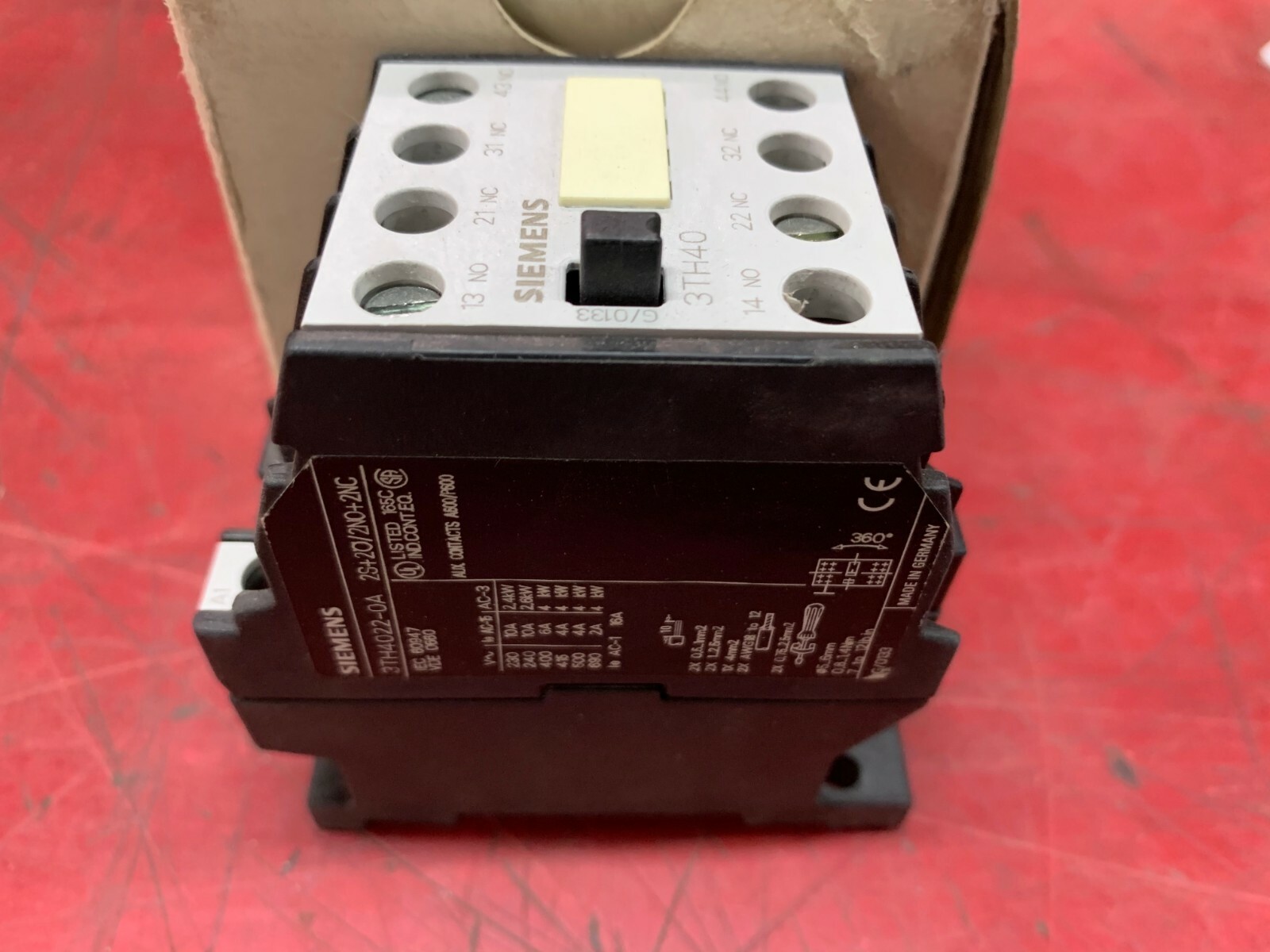NEW IN BOX SIEMENS CONTROL RELAY 3TH40-22-0AJ2
