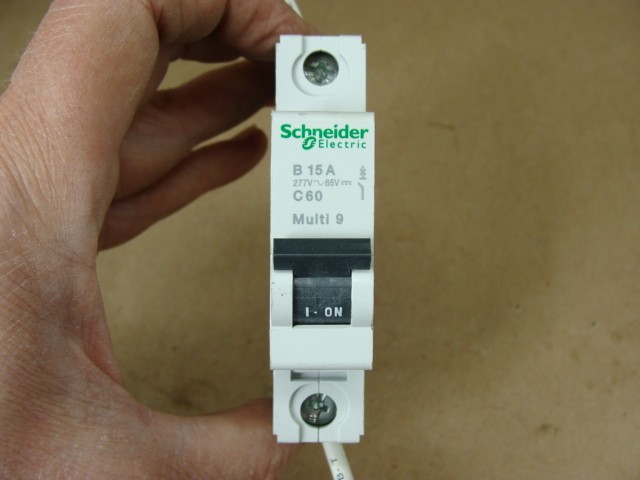 SCHNEIDER CIRCUIT BREAKER B15A C60 MULTI 9 17406 15A 277V