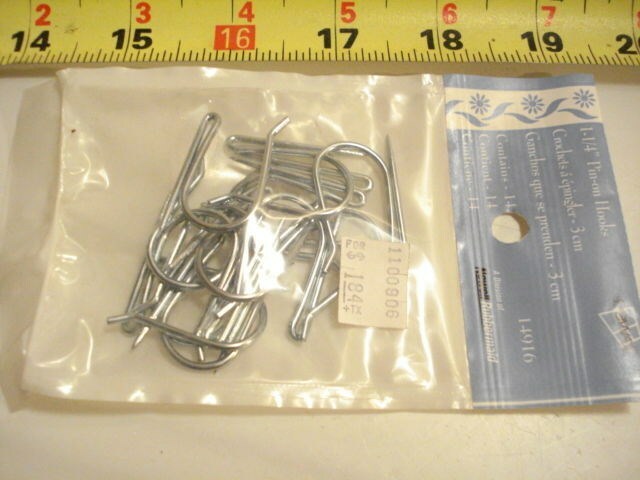 (2755.) 1-1/4″ Pin-on Hooks – 14 hooks/pack