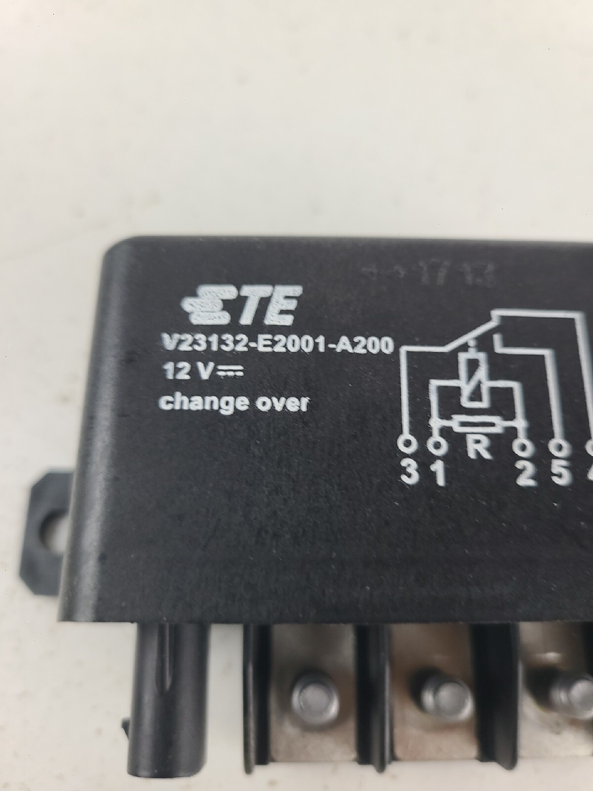 TE Connectivity V23132-E2001-A200 Change Over New!