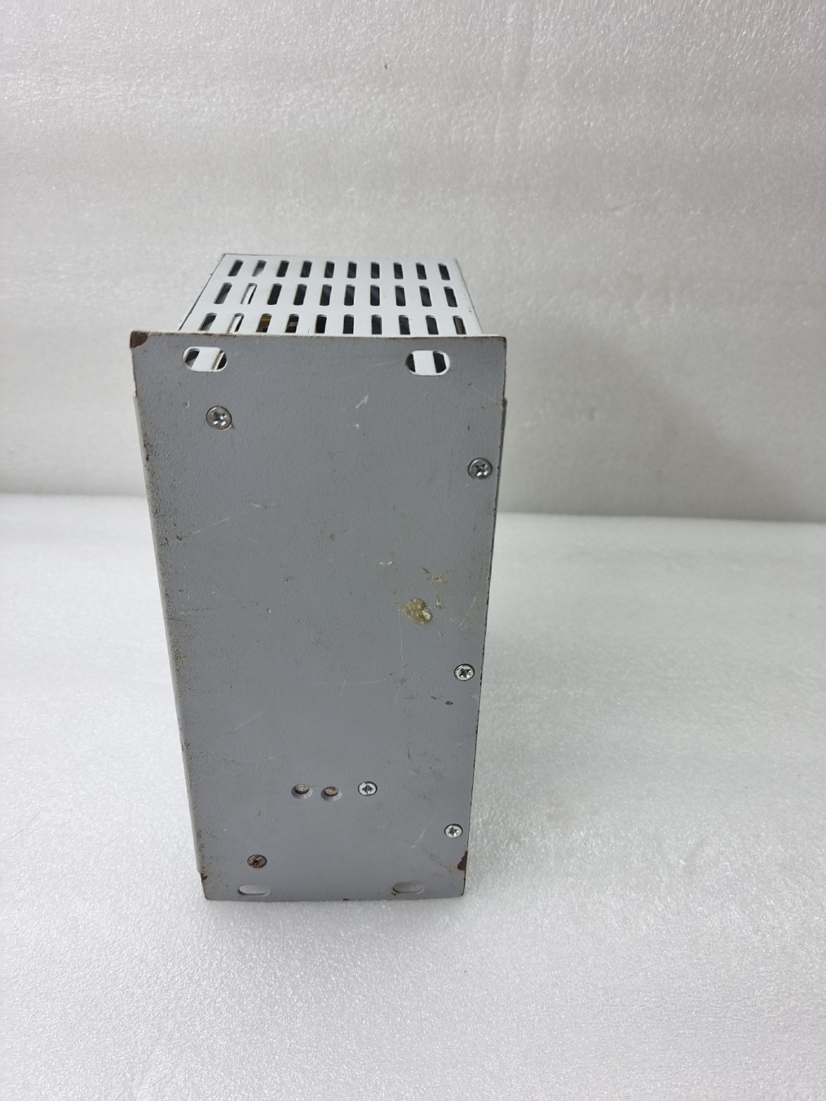 NHP BATTERY CHARGER 24V 20A (FAULTY)