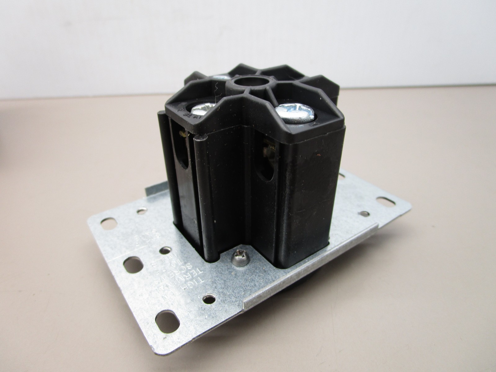 Leviton 278 Electrical Outlet Receptacle 30A 125/250V 3-Pole 4-Wire Grounded