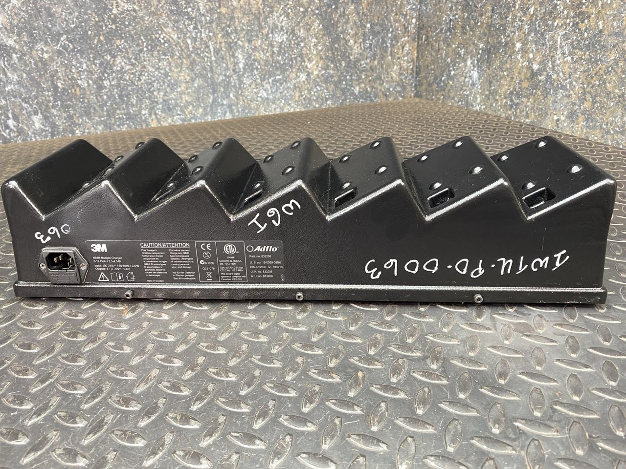 3M Adflo 833206 Six-Bay NiMH Battery Charger 1.4A 7-20VDC