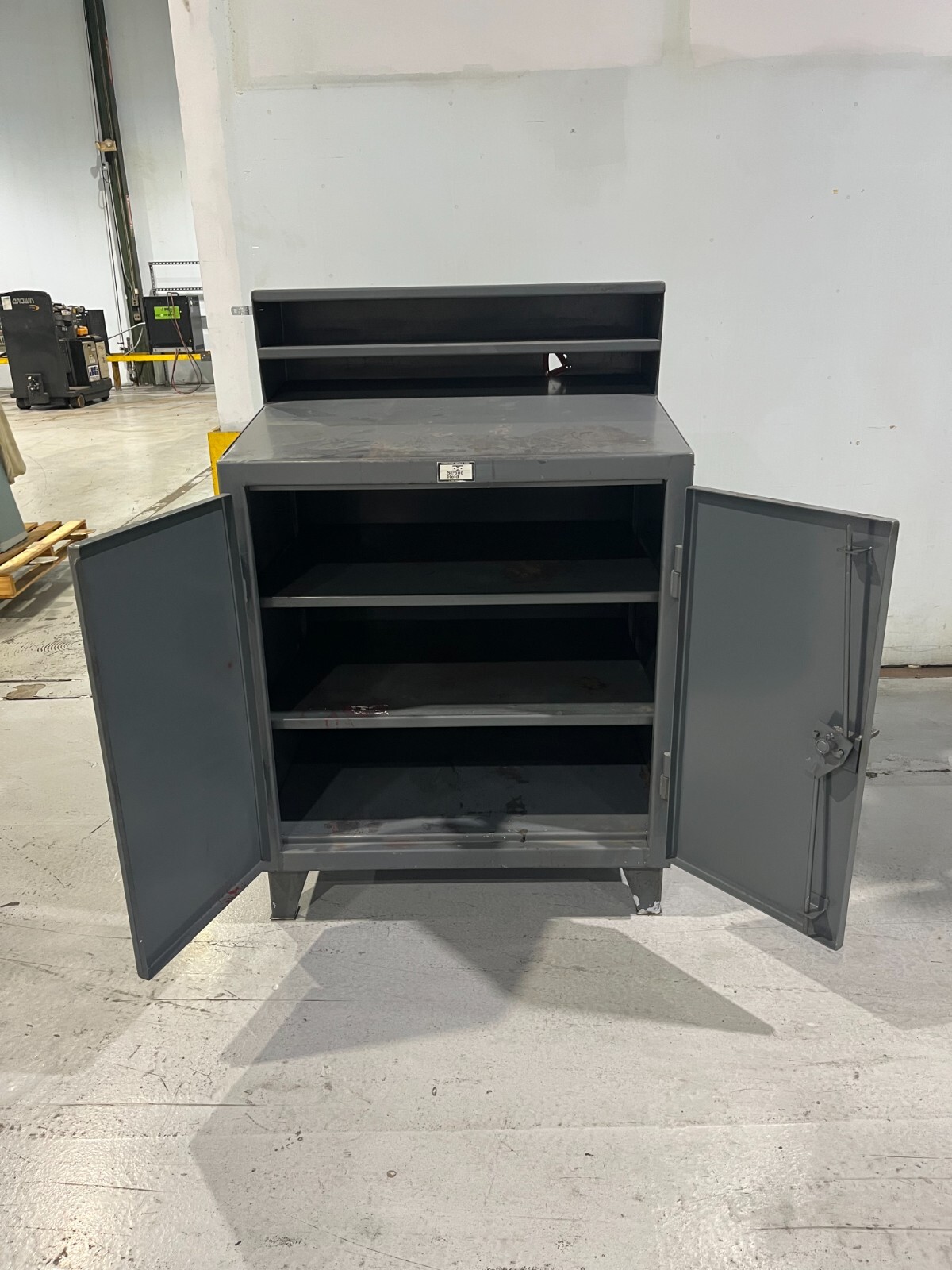 STRONGHOLD SLANT TOP PODIUM FOREMANS SHOP DESK WORKSTATION 36″X30″X54″