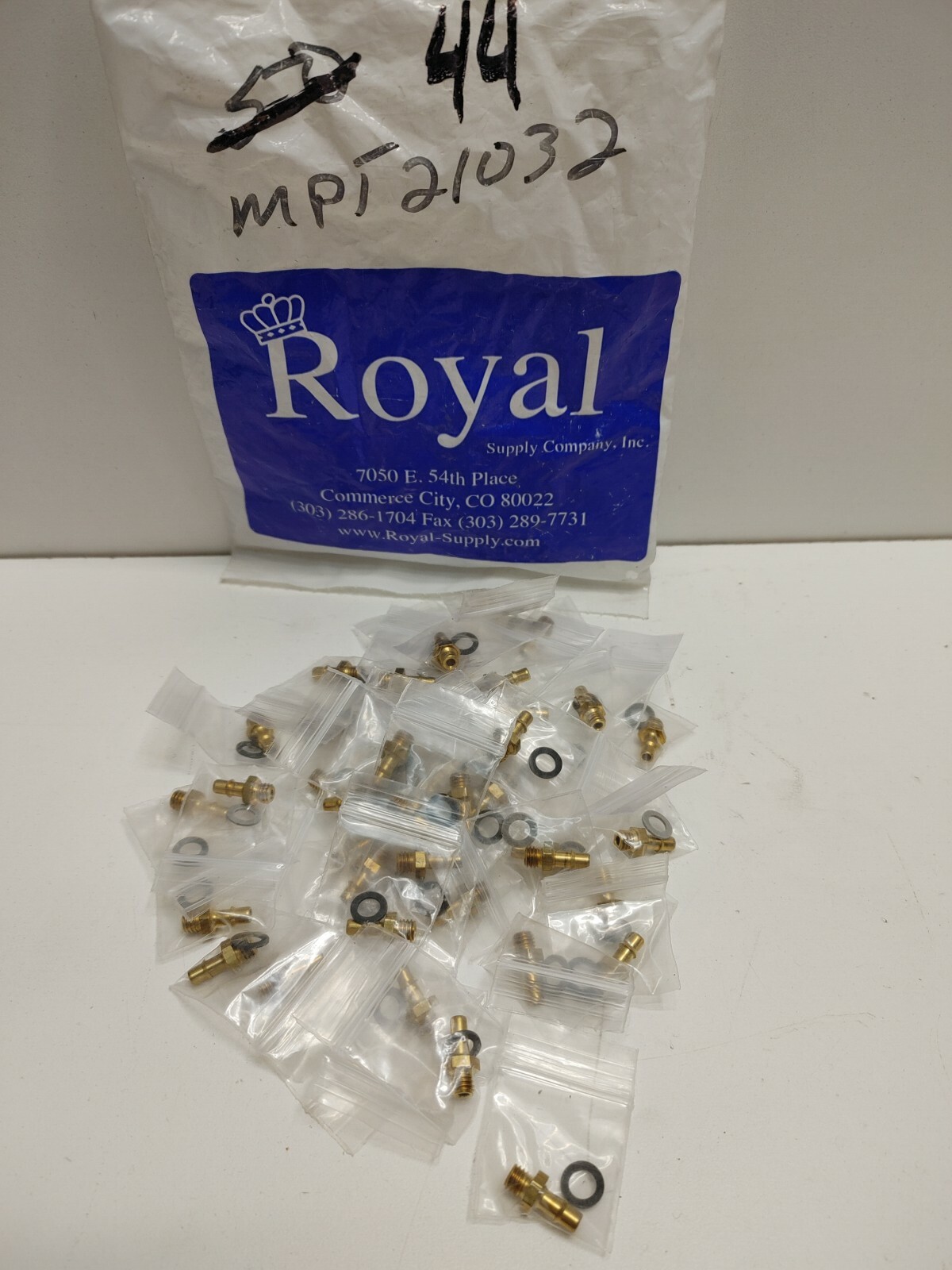 LOT OF 44 NEW OLD STOCK! ROYAL 1/8″ BARB X 1/16″ THREAD HOSE ADAPTERS MPT21032