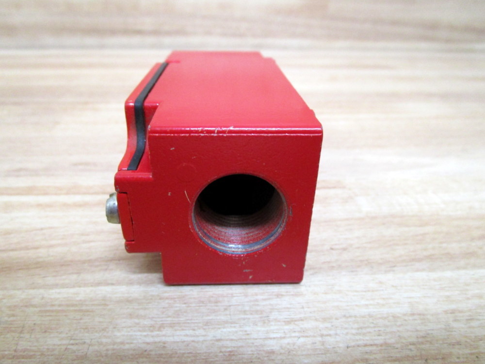 Telemecanique XCK-J5970 Limit Switch XCKJ5970 064722 W/O Key