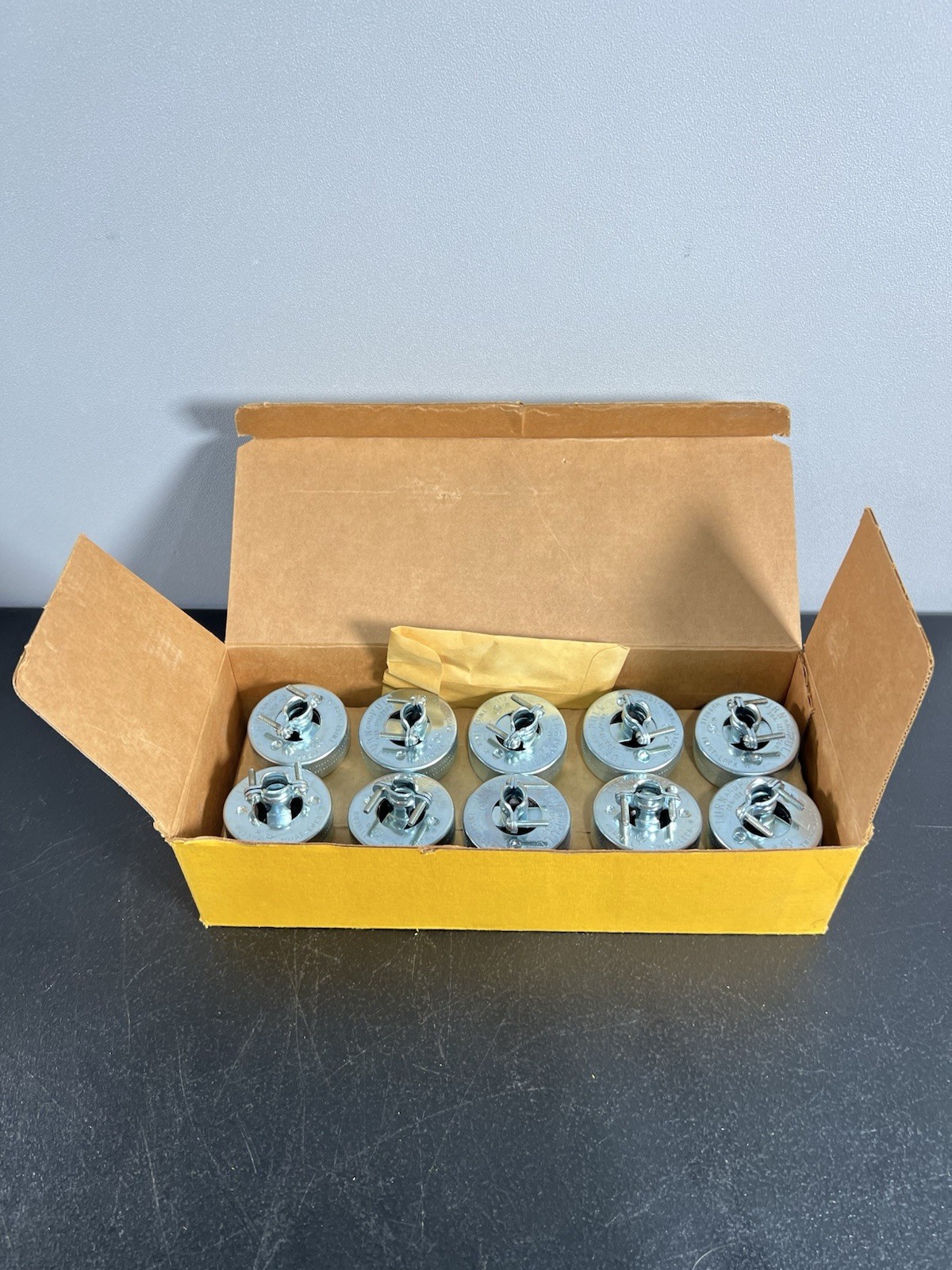 Hubbell 7311 Twist-Lock Three-Wire-Polarized 20 Amp 125/250 V Box Of 10 NEW