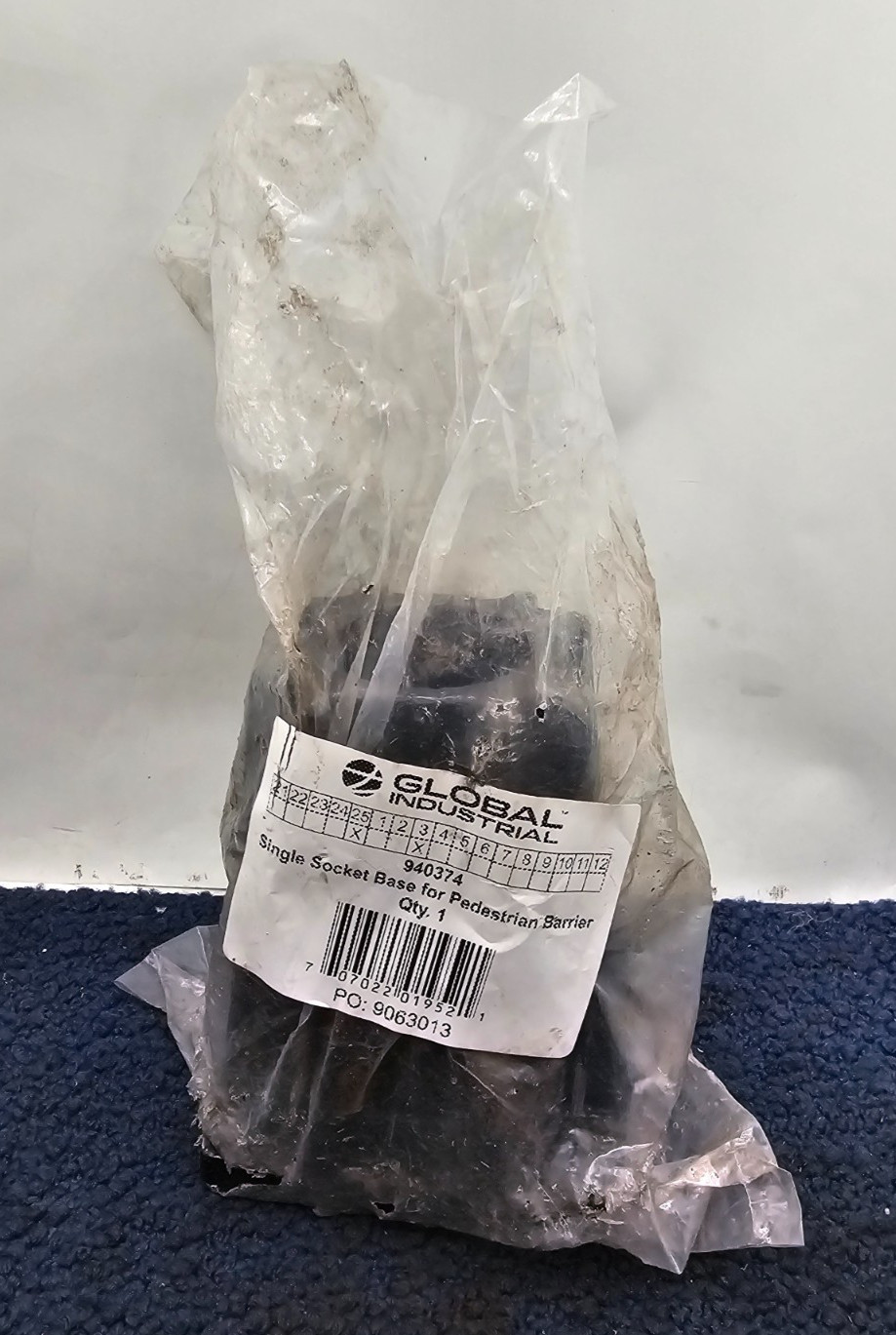Global Industrial 940374 Single Socket Base For Pedestrian Barrier