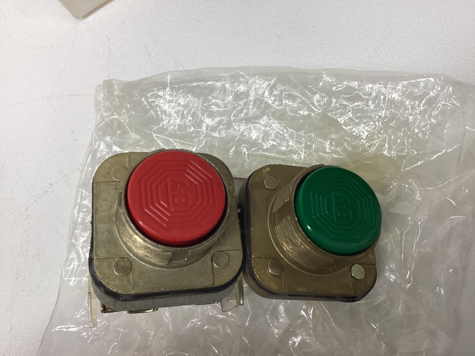 ALLEN BRADLEY 800T-FB16A PUSHBUTTON FLUSH GREEN RED 1NO/1NC SERIES T READ