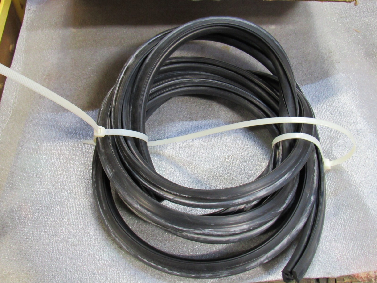 NEW CR LAURENCE RUBBER WEATHER STRIP STRIPPING 597120 1/4X9/64 16′ FT