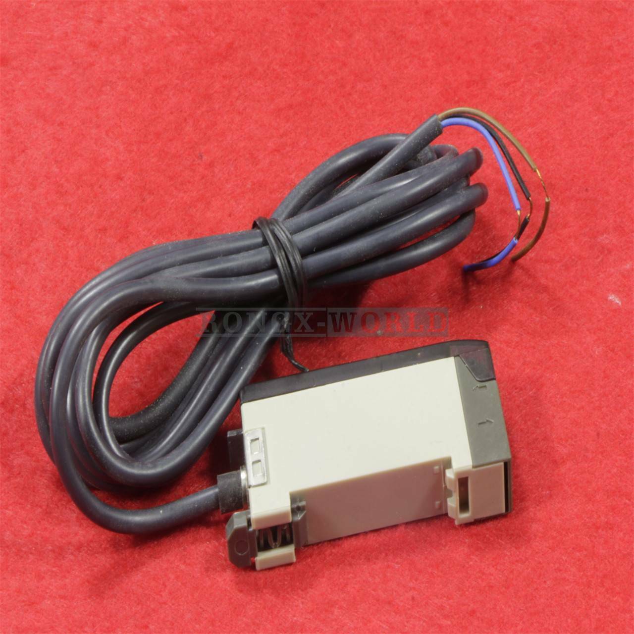 ONE New in Box Omron Photoelectric Switch Sensor E3X-A41 E3XA41