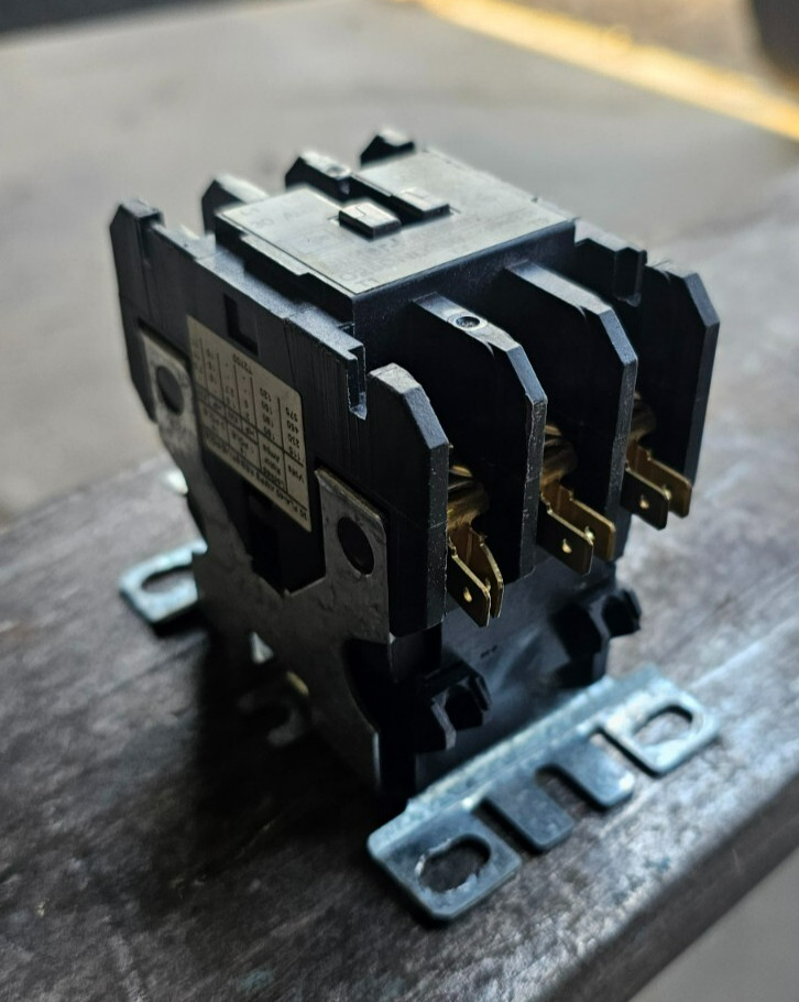30 Amp Cutler Hammer C25DND330 Contactor Series C1