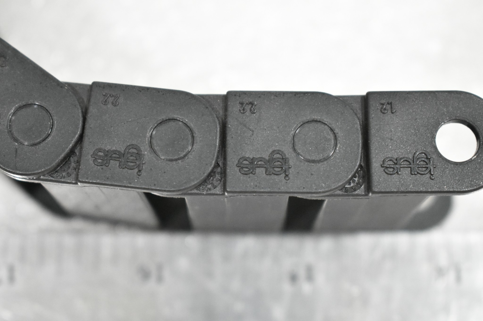 IGUS 06.30.038 CLOSED LINK TRUNKING; 41x15mm (8 FEET LONG)