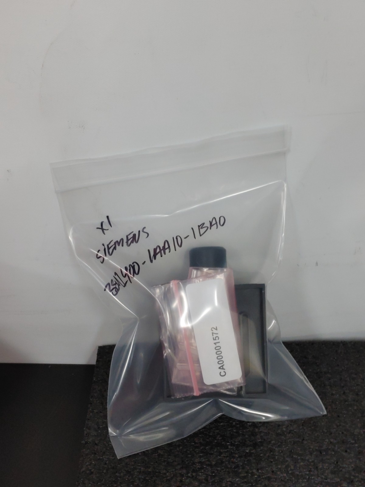 SIEMENS Key On Off Switch with 3SU1400-1AA10-1BA0 Contact Module