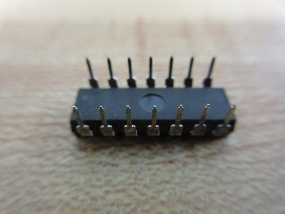 Texas Instruments CD4001AE Integrated Circuit