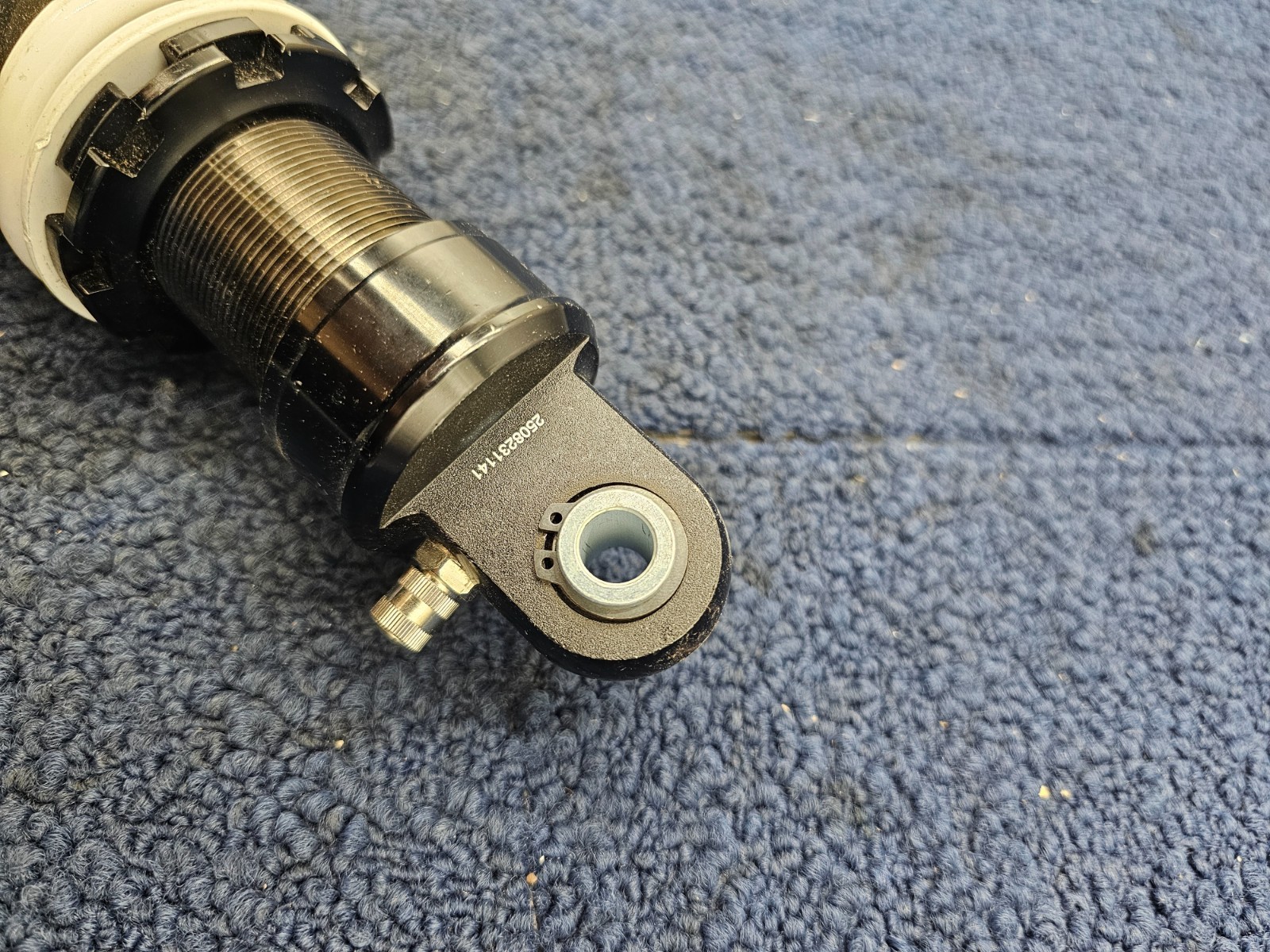2508231141 Adjustable Shock Absorber Black Body, White Spring
