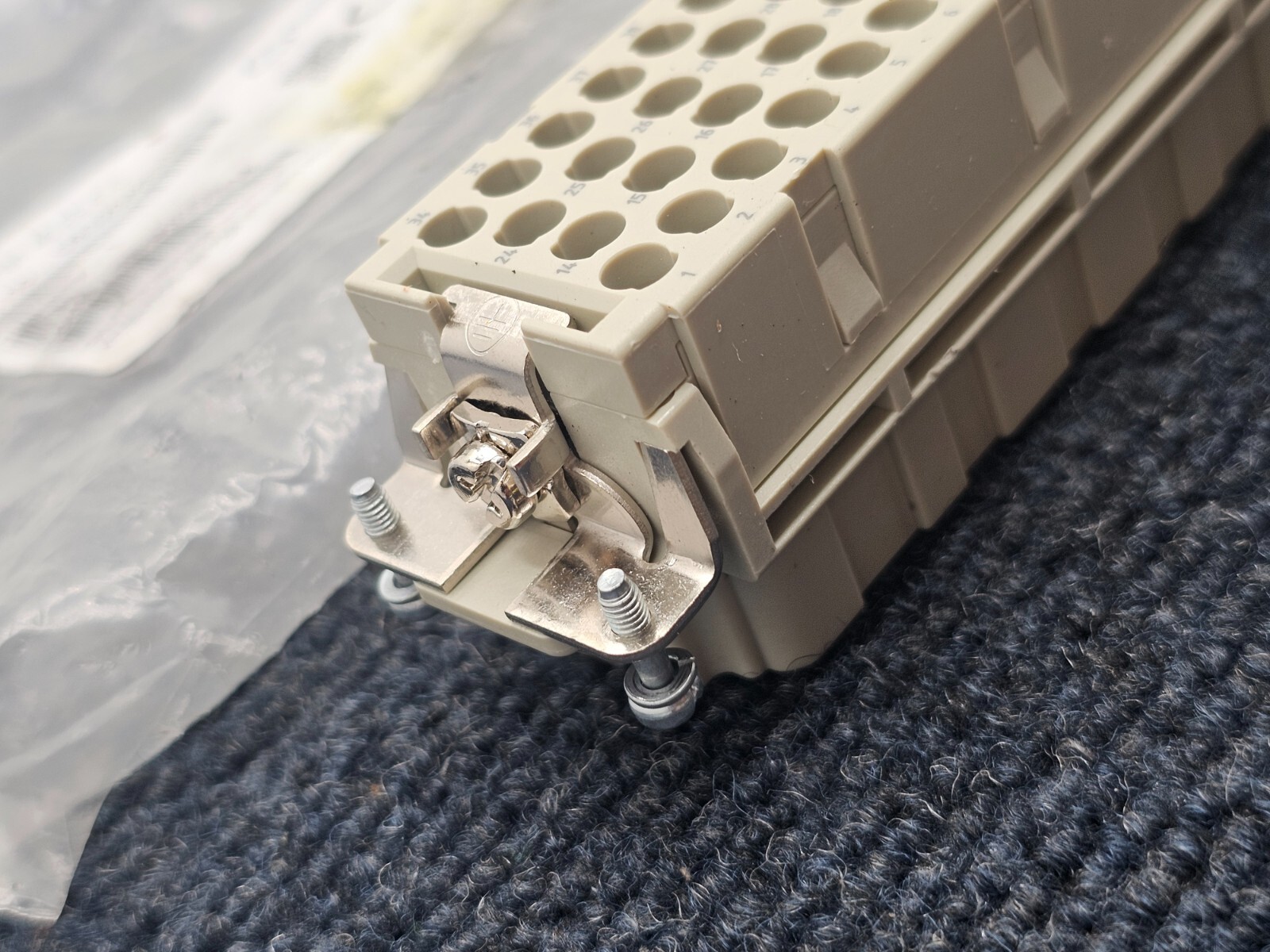 Harting 09320463101: HAN46EE-F-C Rectangular Connector 16A 500V 6kV 3