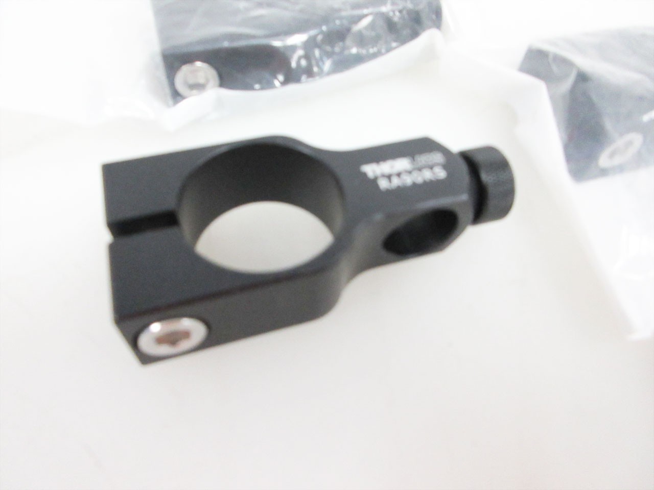 LOT OF FOUR (4) THORLABS RA90RS RIGHT-ANGLE Ø1″ TO Ø1/2″ POST CLAMP