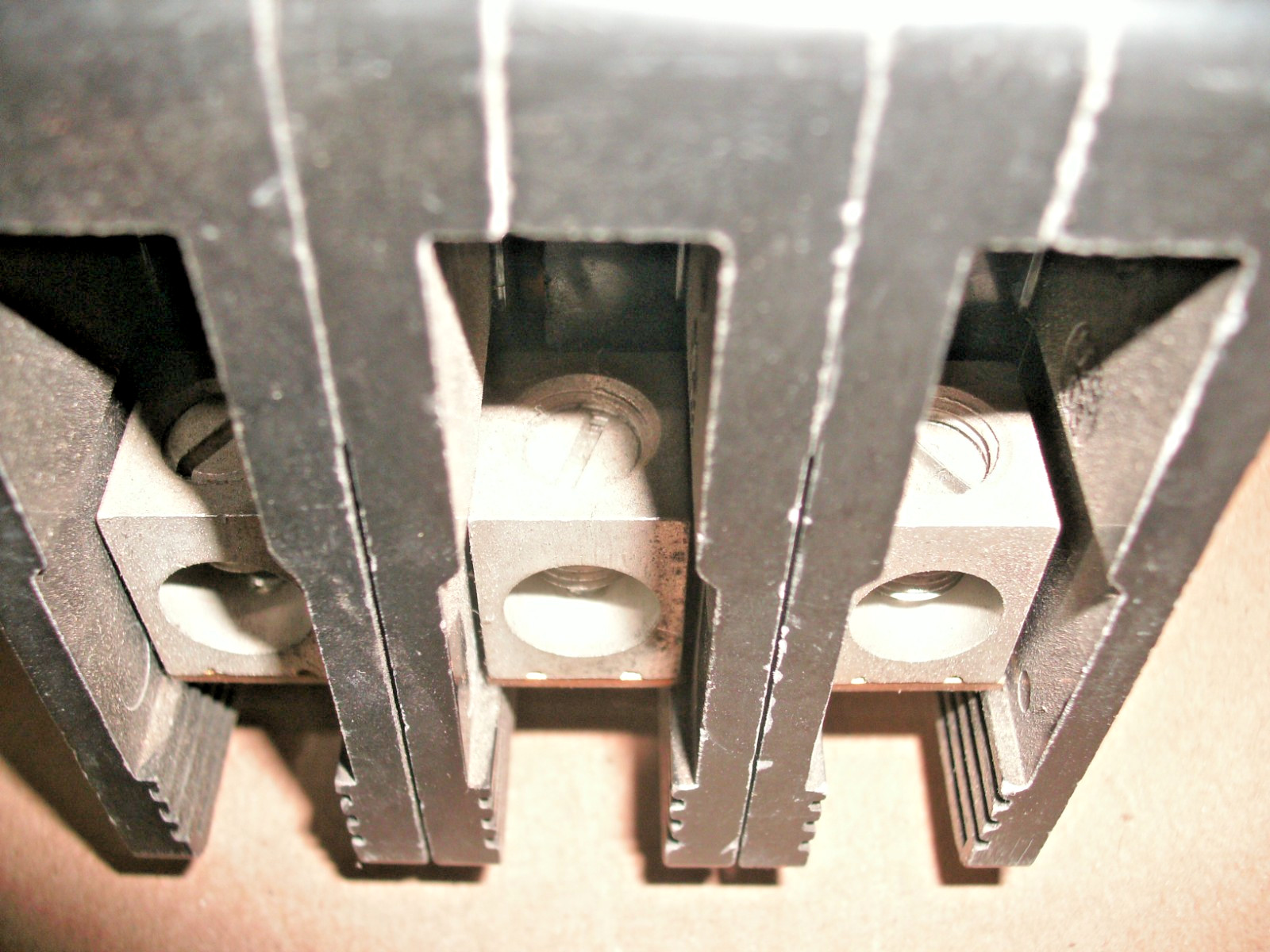 SQUARE D EDB34040 CIRCUIT BREAKER 40A 3P 480Y/277V 50/60Hz – 9 AVAILABLE