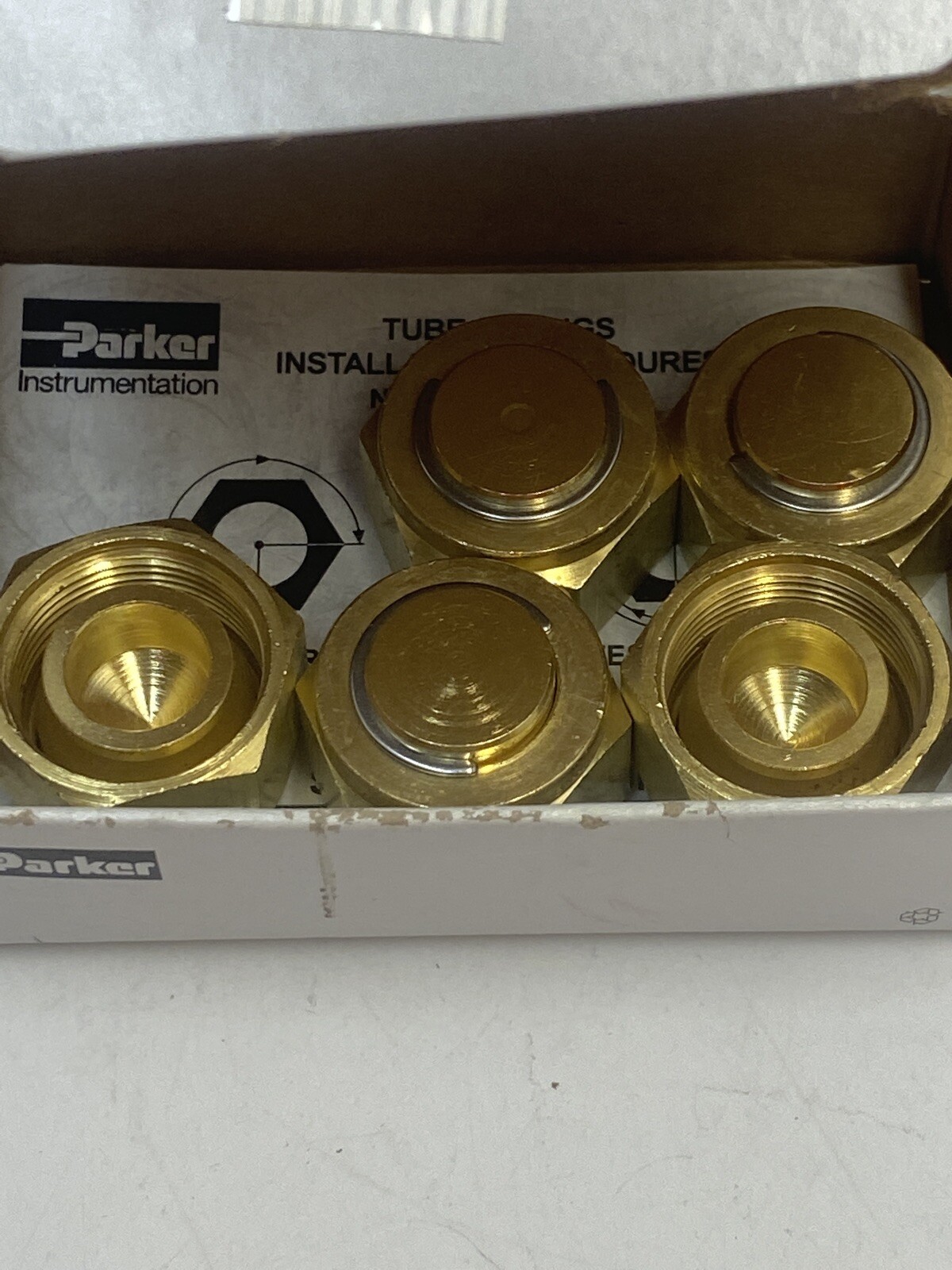 BOX OF 5 NEW PARKER 5/8″ TUBE BRASS PLUGS 10BLP10-B