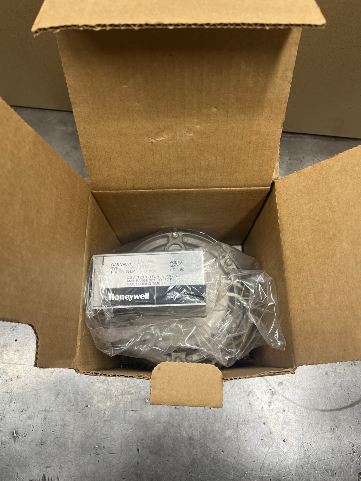 Honeywell V88J1022 Diaphragm Gas Valve, 1-1/4 in., NPT 24v
