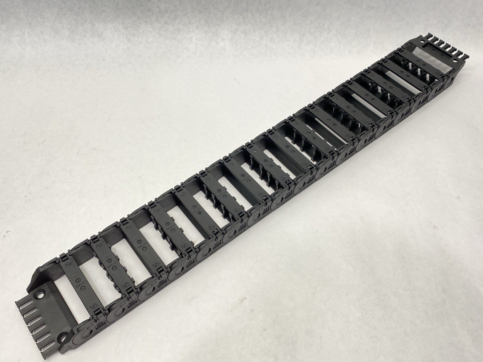 Igus 1400.068.100 E2 Energy Chain 16 Links w/ 14068.2PZ End Brackets