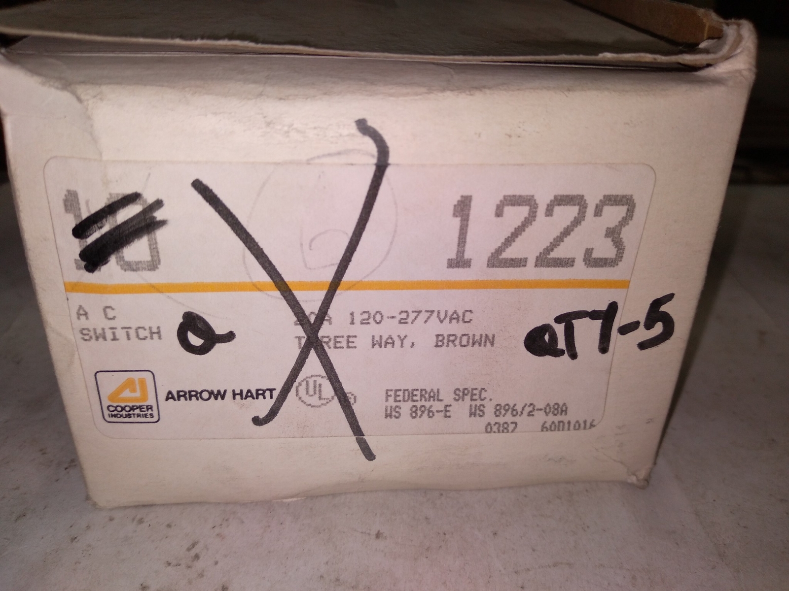 COOPER ARROW HART 1223 A C SWITCH 20A 120-277VAC THREE WAY BROWN ‘5 IN BOX’