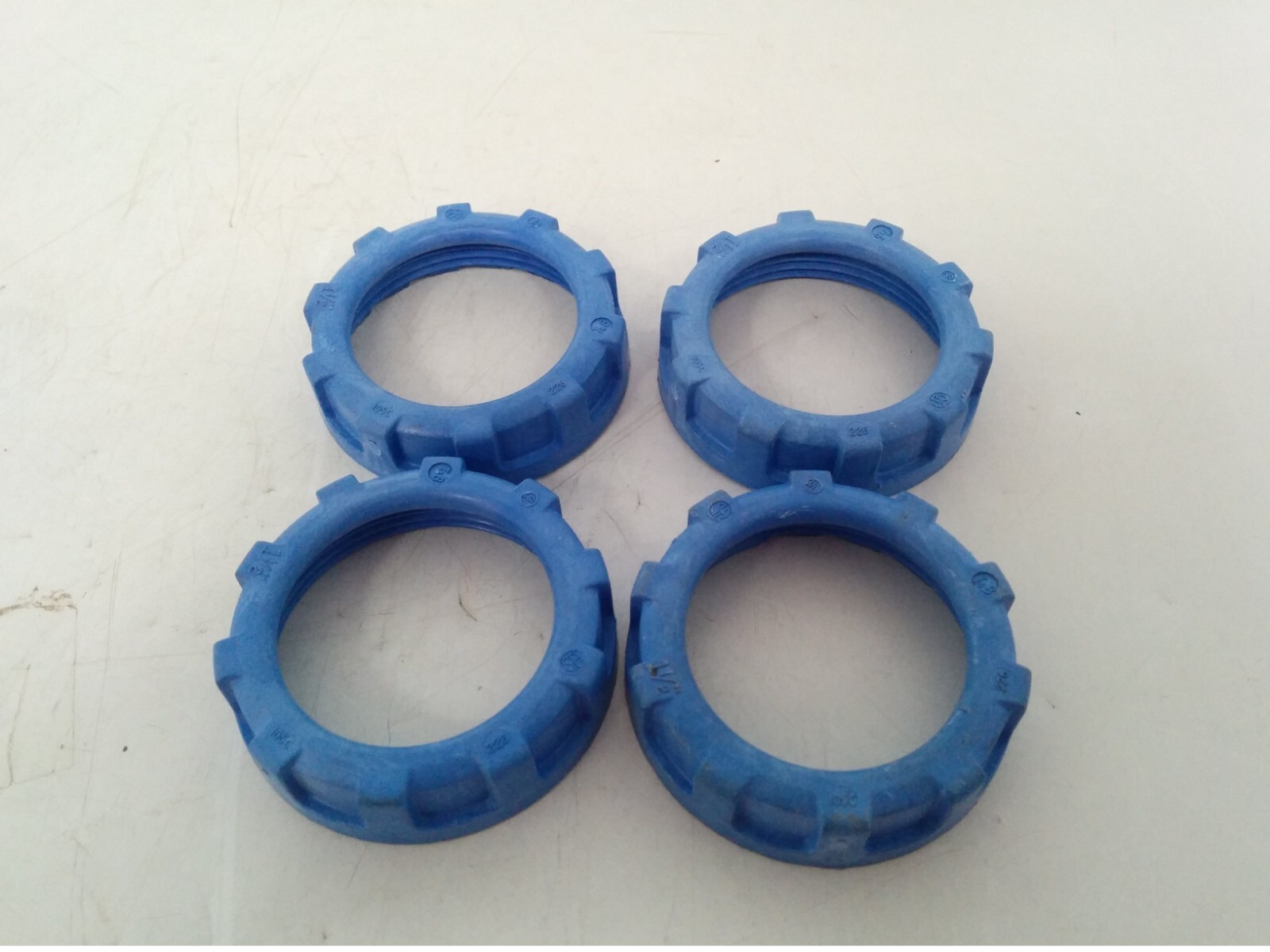 THOMAS & BETTS 226 INSULATING BUSHINGS, 1-1/2 INCH (LOT OF 4) NNB