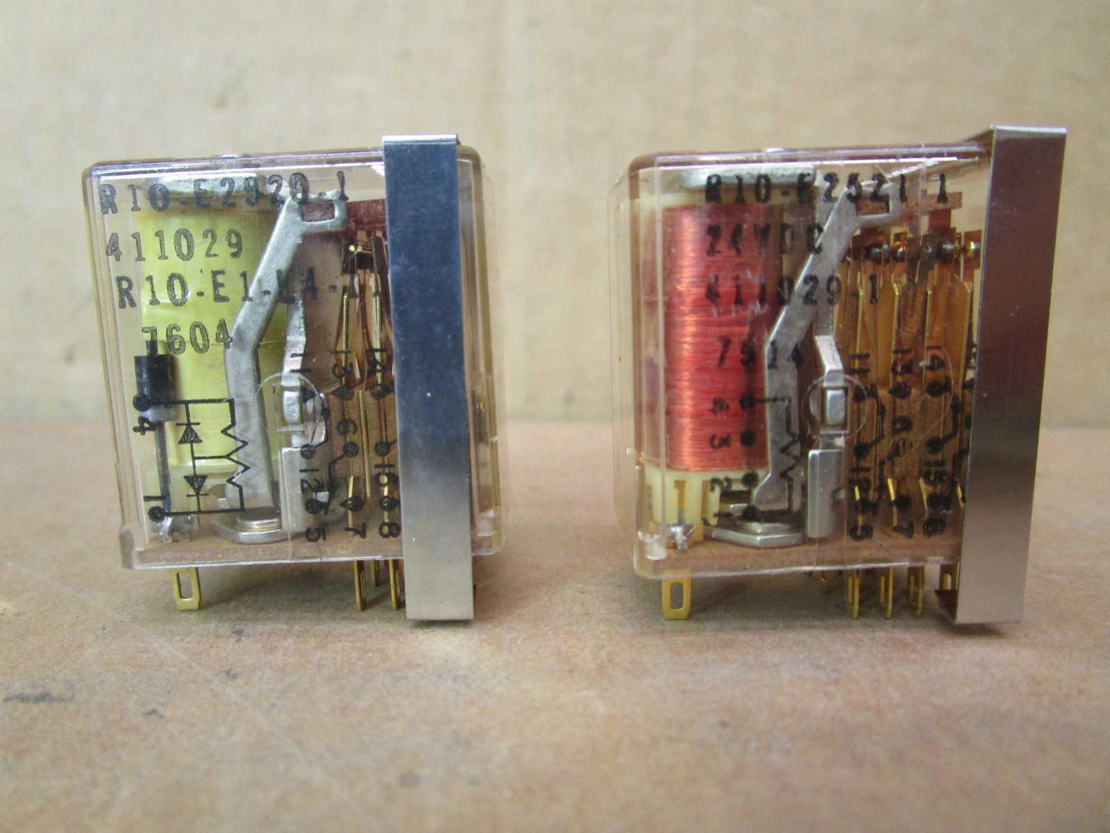 New Open Box Mixed Lot of 2 Pcs R10-E2520-1 R10-E2521-1 24VDC Relays 51576LR
