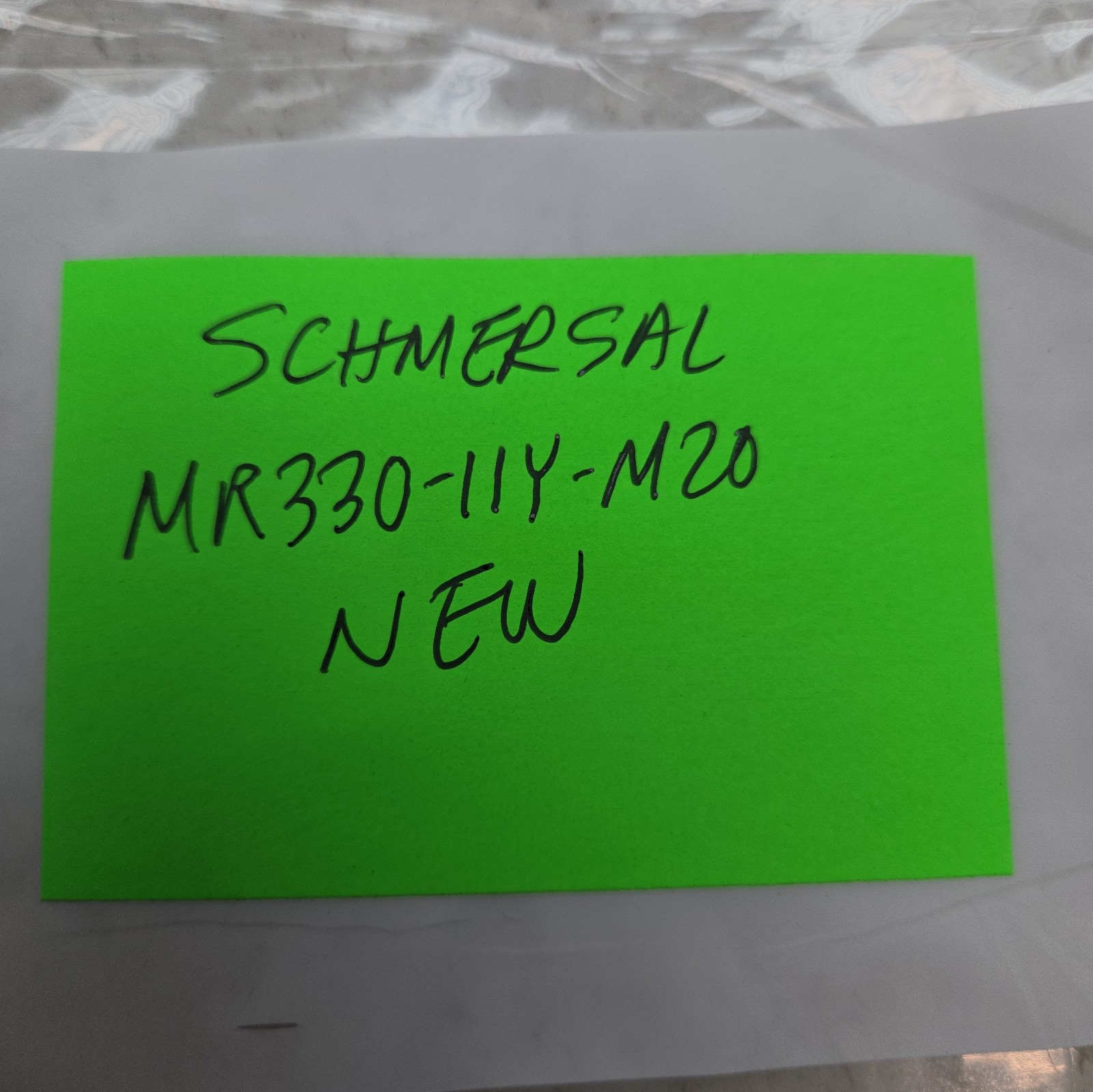Schmersal MR330-11Y-M20 Position Switch Roller Plunger Actuated 250V New