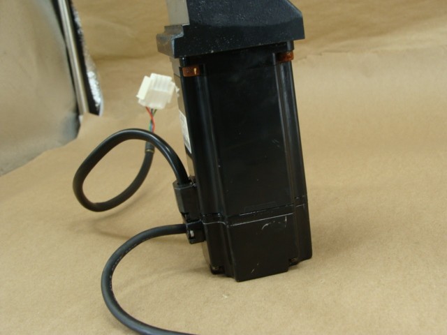 YASKAWA AC SERVO MOTOR SGMAH-04AAA21 200V 2.8A 400W R/MIN 3000 R11175-456-4
