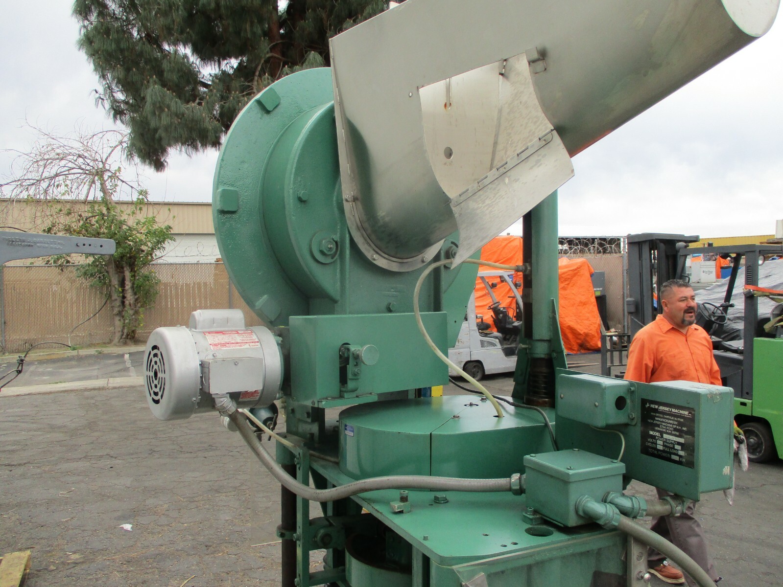 NEW JERSEY “APACHE” MODEL 550S AUTOMATIC BOTTLE CAPPING MACHINE