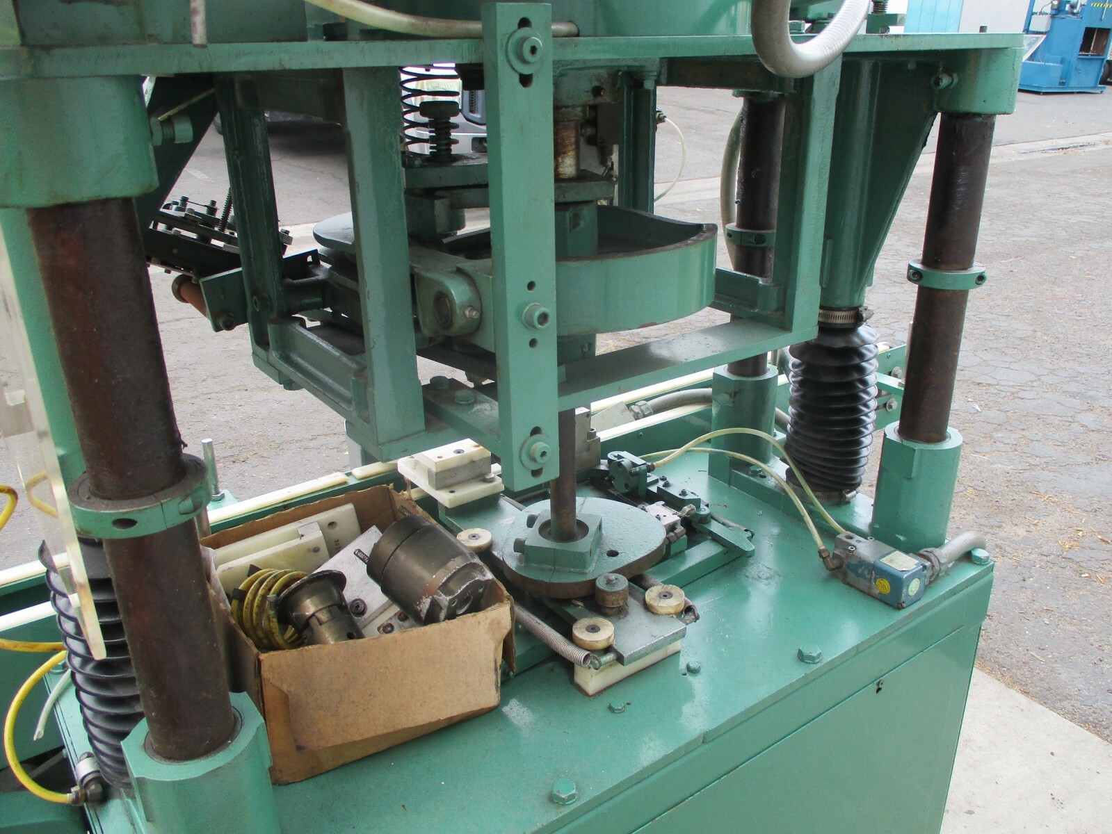 NEW JERSEY “APACHE” MODEL 550S AUTOMATIC BOTTLE CAPPING MACHINE