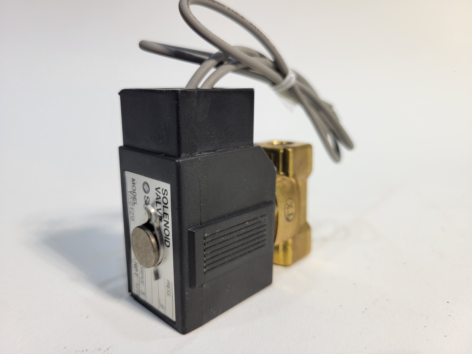 SMC SOLENOID VALVE VX2120 Orifice 3 NPT 1/8 AC 110v 120v 60hz