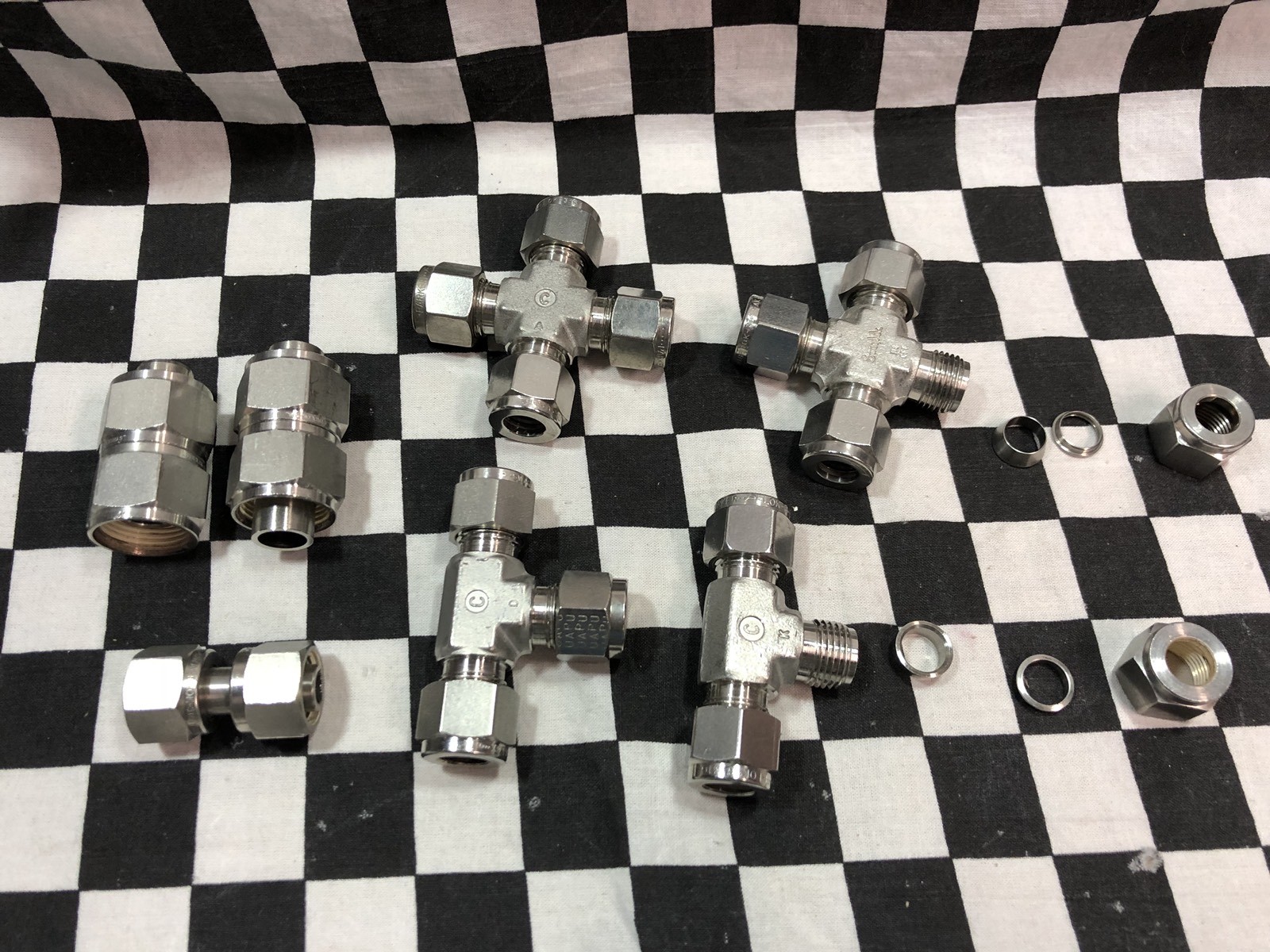 Lot Of 7 SWAGELOK TEE CROSS UNION PORT 3/8″,1/2″, SS-600-4, SS-600-3,
