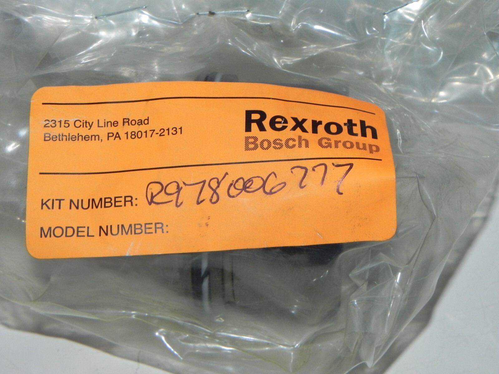 New In Box Rexroth R978006777 Rod cartridge Kit 2.50-3.25/1.38 T4 M Old Stock
