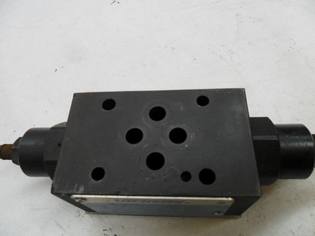 NEW EATON VICKERS DGMFN-3-Y-A2W-B2W-41 FLOW CONTROL VALVE 694412
